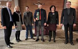 Quelle: ©claudius schillinger Der neugewählte Schuldekan Daniel Dettling (Mitte) mit (von links): Oberkirchenrat Wolfgang Schmidt, Synodalvorsitzende Ute Schlumberger-Maas (Badischer Enzkreis) und Dietrich Pilz (Pforzheim), Dekanin Christiane Quincke (Pforzheim), Dekan Christoph Glimpel (Badischer Enzkreis).