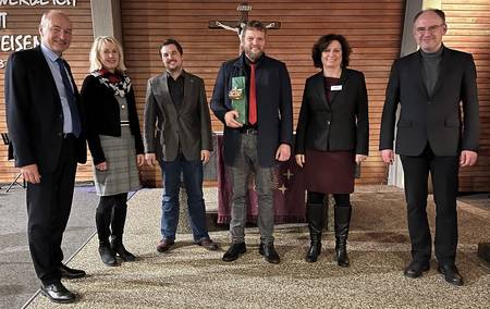 Quelle: ©claudius schillinger Der neugewählte Schuldekan Daniel Dettling (Mitte) mit (von links): Oberkirchenrat Wolfgang Schmidt, Synodalvorsitzende Ute Schlumberger-Maas (Badischer Enzkreis) und Dietrich Pilz (Pforzheim), Dekanin Christiane Quincke (Pforzheim), Dekan Christoph Glimpel (Badischer Enzkreis).