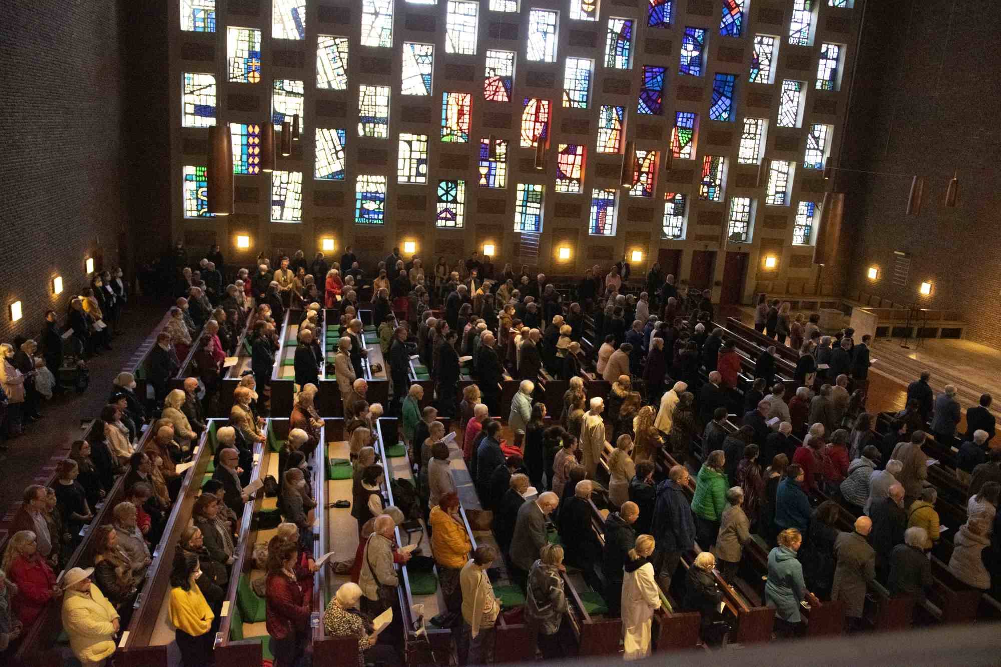 Quelle: ©EvKirchePF Blick ins Kirchenschiff auf die Gottesdienstbesucher*innen in der Stadtkirche