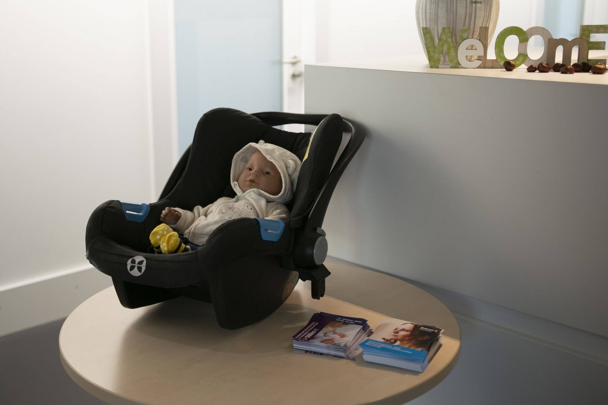 Quelle: ©EvKirchePF eine Babysimulationspuppe im Maxicosy