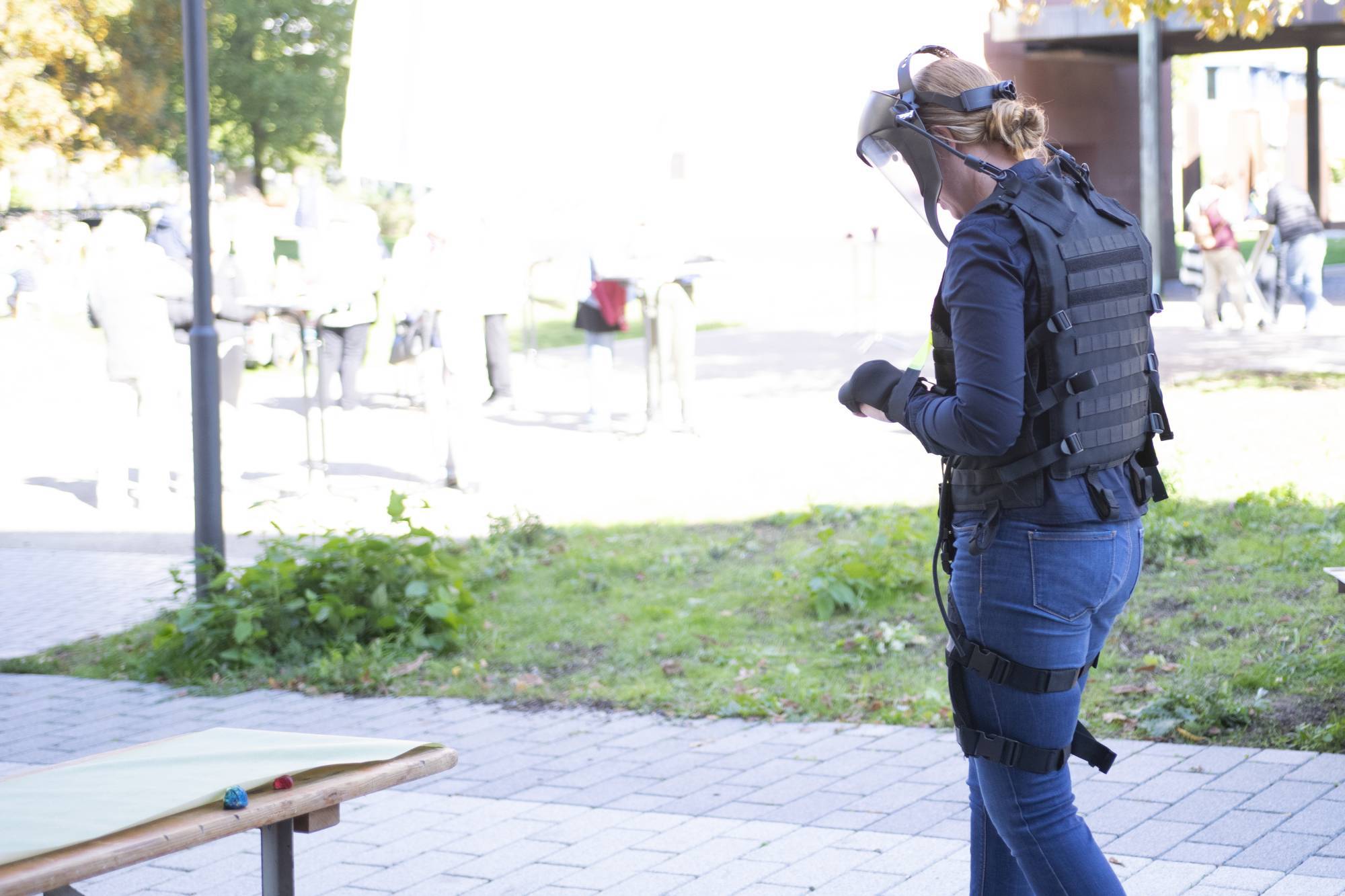 Quelle: ©EvKirchePF eine Frau läuft vorsichtig mit angezogenem Alterssimulationsanzug