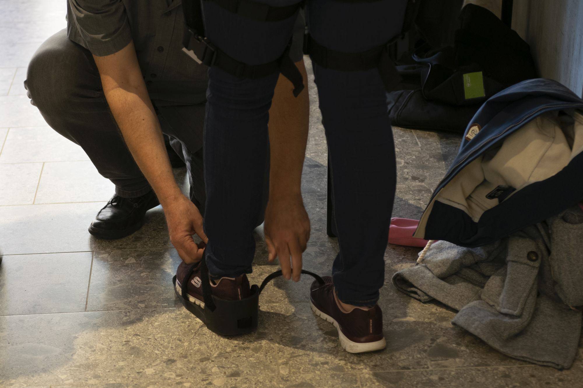 Quelle: ©EvKirchePF Füße, an die etwas mit Schnallen befestigt wird