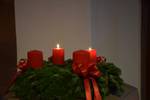 adventskranz mit 2 roten Kerzen