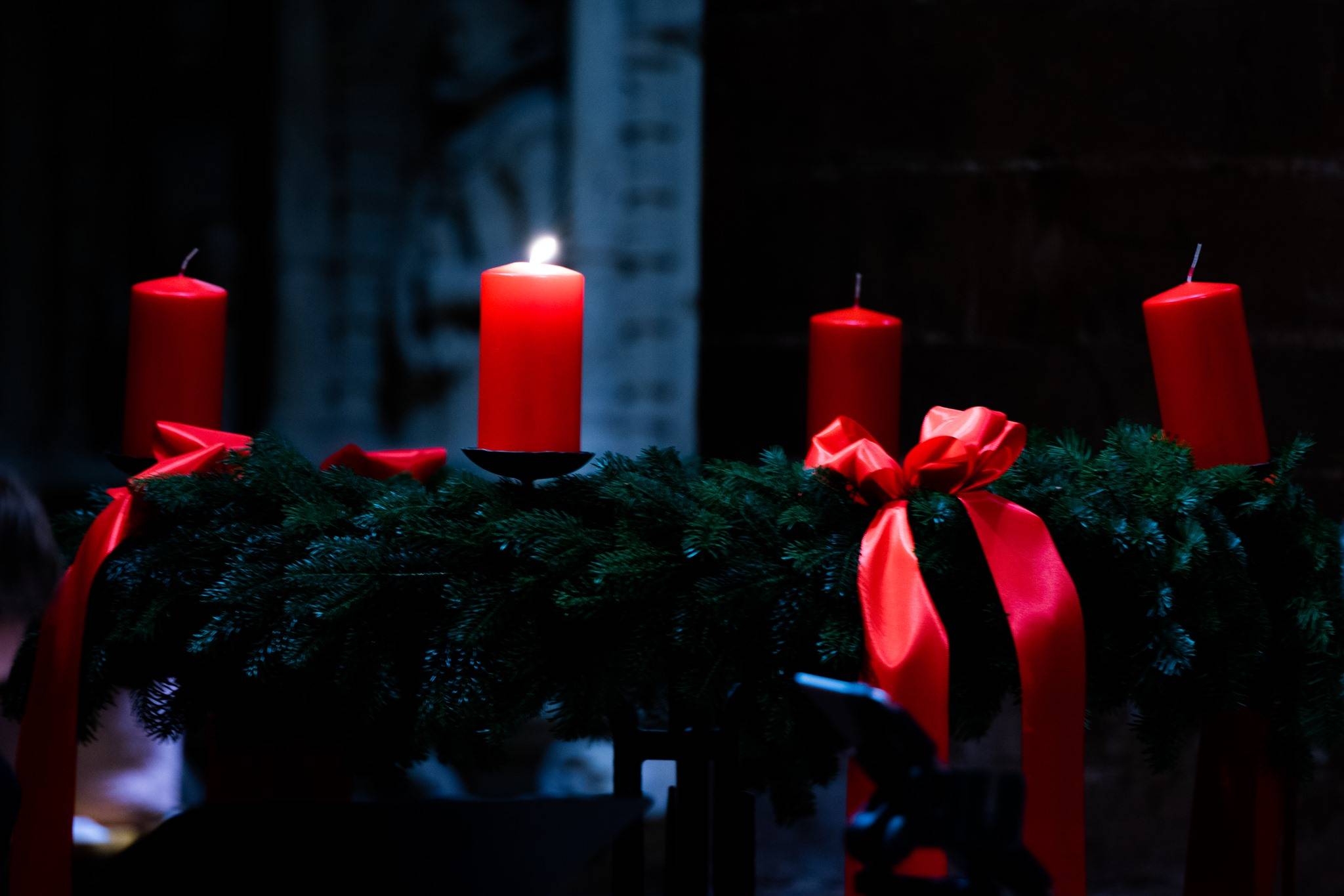 Adventskranz mit einer brennenden Kerze