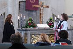 Quelle: ©gemeinde an der christuskirche maren dinse in der Christuskirche vor dem Altar, Andrea Pfrommer überreicht Geschenk