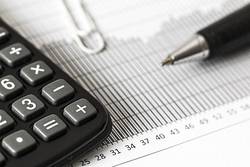 Quelle: ©Pixabay taschenrechner, Blatt mit Tabelle, Büroklammer, Kugelschreiber