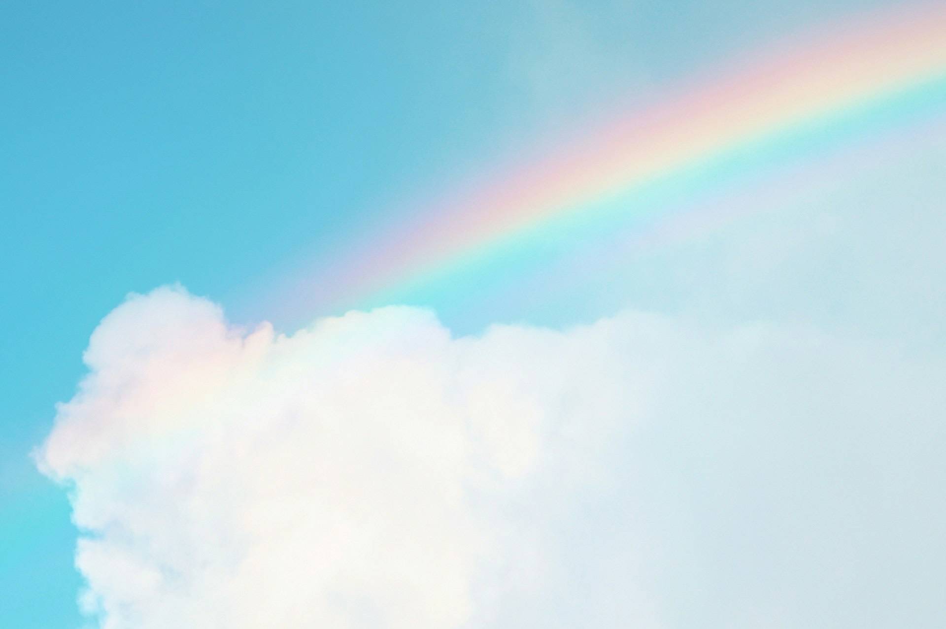 Regenbogen am Himmel in Wolken