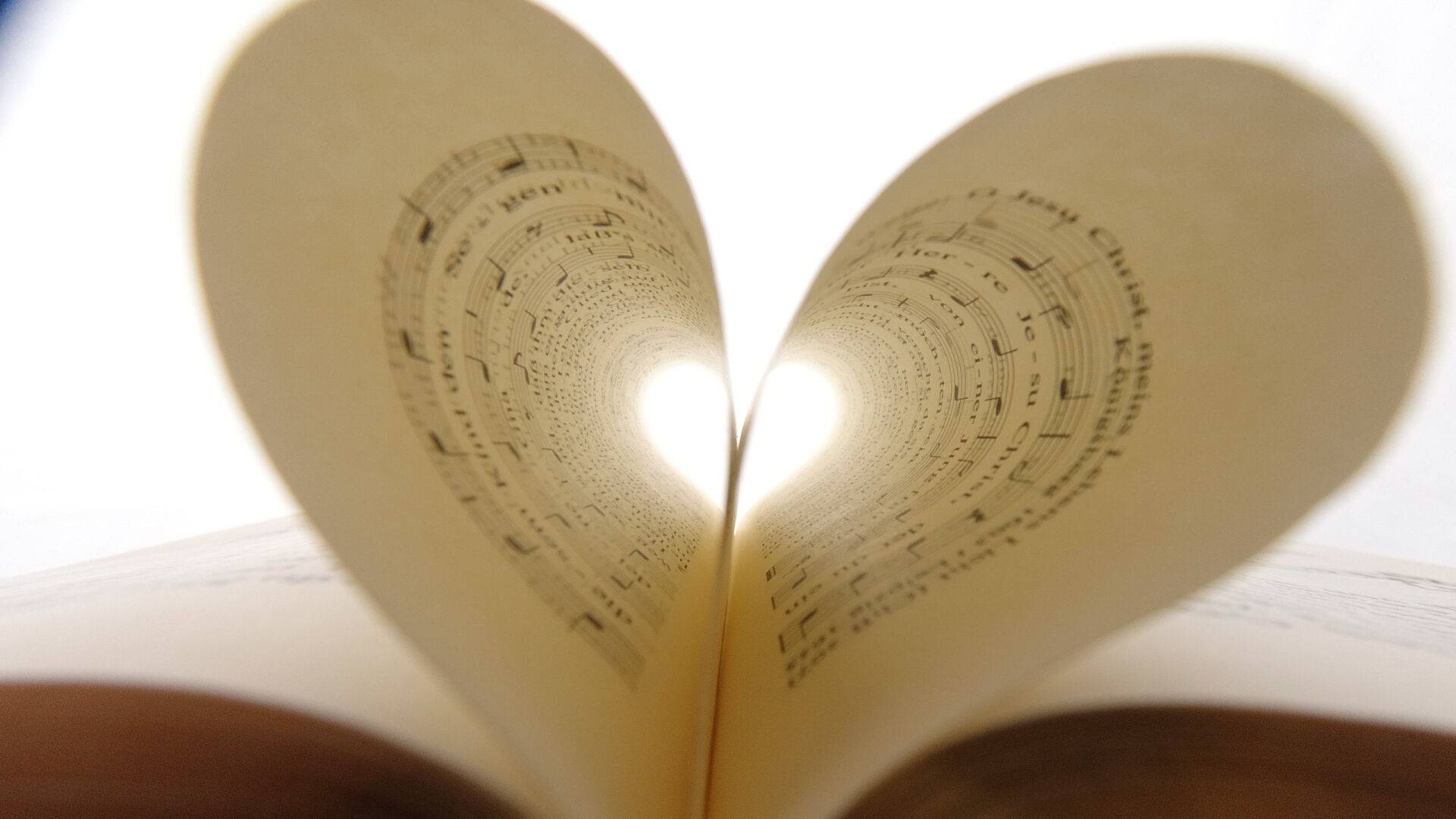 Seiten eines Liederbuches in Herzform